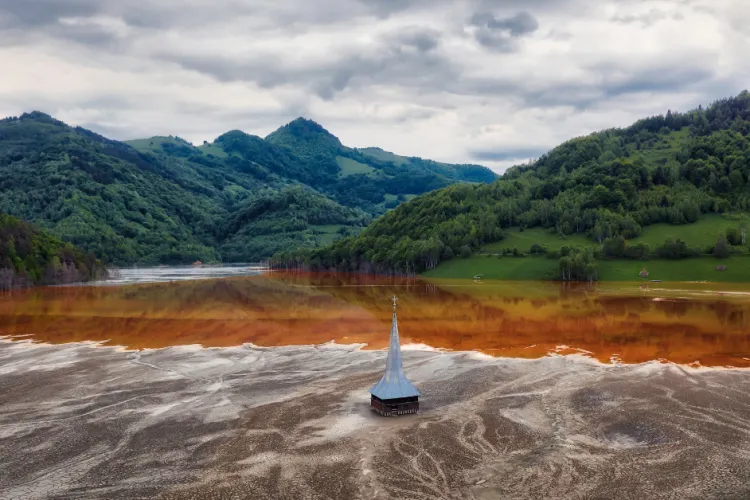 Povestea satului scufundat din Ardeal, care atrage turiștii ca un magnet. Istoria a fost necruțătoare cu această localitate - FOTO 