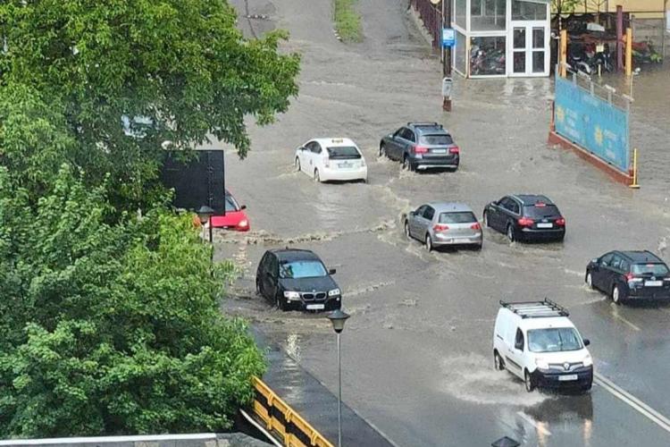 „Lac” pe strada Frunzișului din Cluj-Napoca după furtuna din ultima oră! Mașinile plutesc în zonă, va fi ambuteiaj! - FOTO