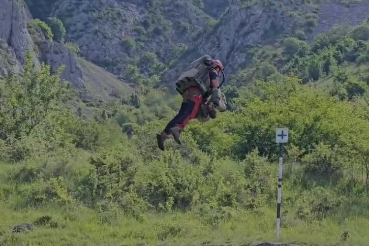 Iron Man de România: Salvamontiștii au testat un rucsac zburător în Ardeal - traseu de aproape 2 ore, făcut în doar 2 minute