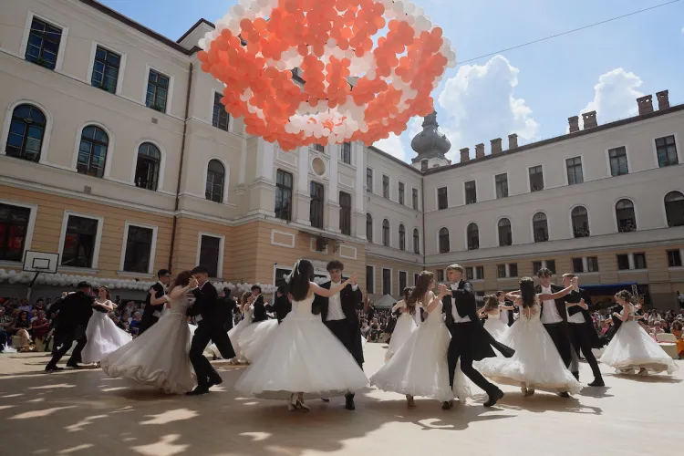 Bal de absolvire de poveste cu valsuri vieneze la Liceul Janos Zsigmond din Cluj-Napoca!/Eleganță și emoție: Valsul elevi- părinți- VIDEO