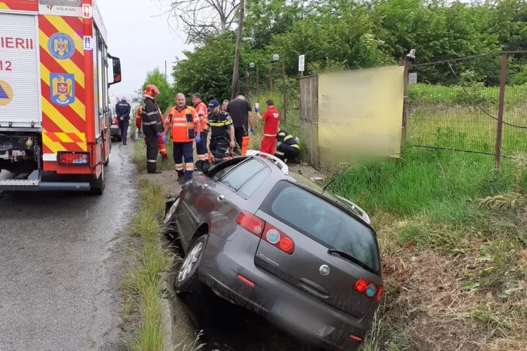 Accident la intrare în Gherla! Trei persoane, între care un copil de patru ani, au primit îngrijiri medicale-FOTO