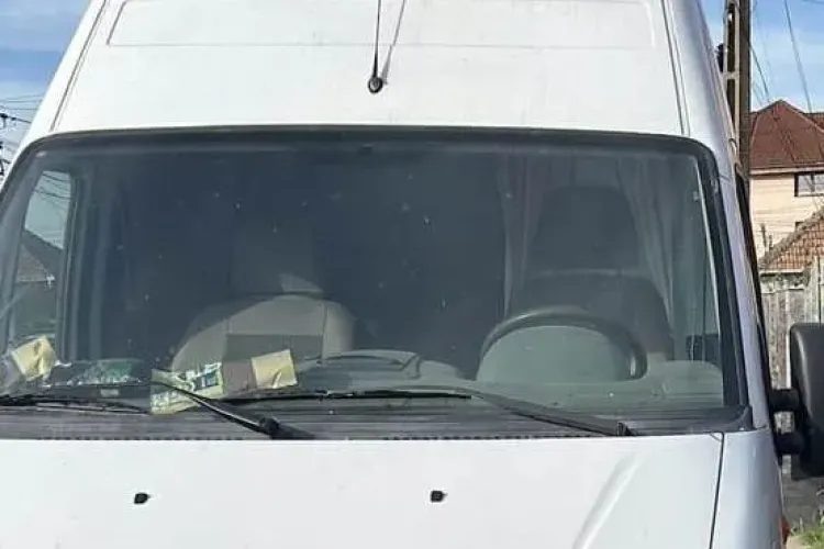 Parcare de mare angajament pe un drum din Cluj: „Pietonii pot să circule pe carosabil că nu încurcă mașinile” - FOTO