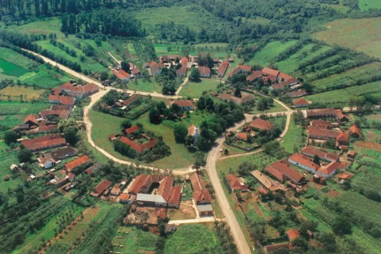 Satul rotund din vestul României - un bibelou turistic ascuns între dealuri. Singurul sat circular din Banat fascinează turiștii din toată lumea