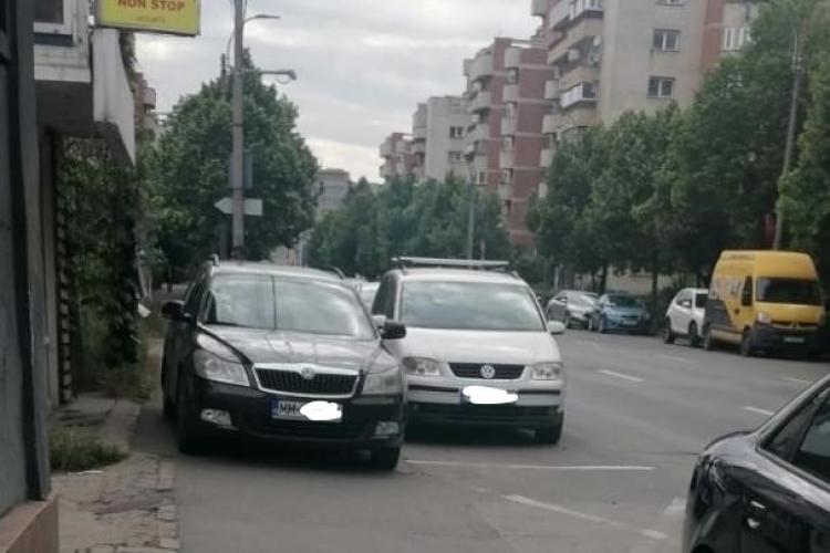 Cluj: ,,Pe unde mai trece o femeie cu cărucior?” -  Un șofer a făcut loc de parcare din trotuarul de pe Dorobanților - FOTO 
