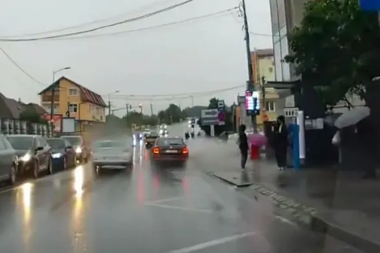 Nepăsare la maxim a unor șoferi clujeni!/ A stropit o femeie și un copil din cap până în picioare pentru că se grăbea la...semafor! VIDEO