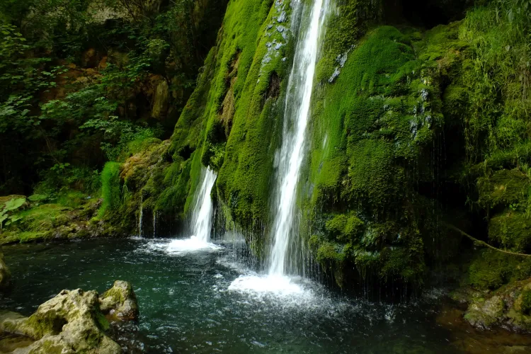 Cascada „ascunsă” din inima Munților Apuseni care te duce cu gândul la Thailanda! Se află la doar două ore de Cluj - FOTO 