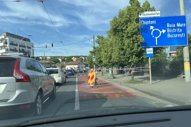 Coloană de mașini pe o stradă din Cluj, din cauza unui capac de canal. „Doreii” se mișcă greu: „Soluție profesionistă, de 5 stele, la fel ca orașul”