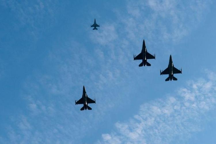 Mai multe avioane F-16 au survolat, vineri, Clujul: „Am deschis instant Flight Radar și nimic absolut”
