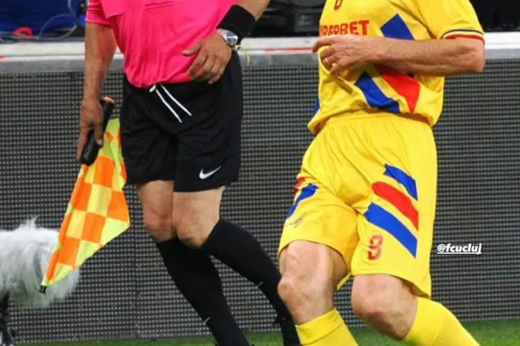 Ioan Ovidiu Sabău, antrenorul lui U Cluj, are incă postura si driblingul de acum 30 de ani. Vezi cum l-a fentat pe Stoickov VIDEO și FOTO