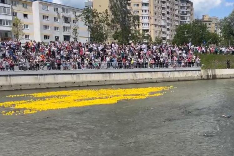 10 000 de rățuște galbene s-au întrecut pe Someș în cea mai distractivă cursă de Ziua Copilului VIDEO FOTO