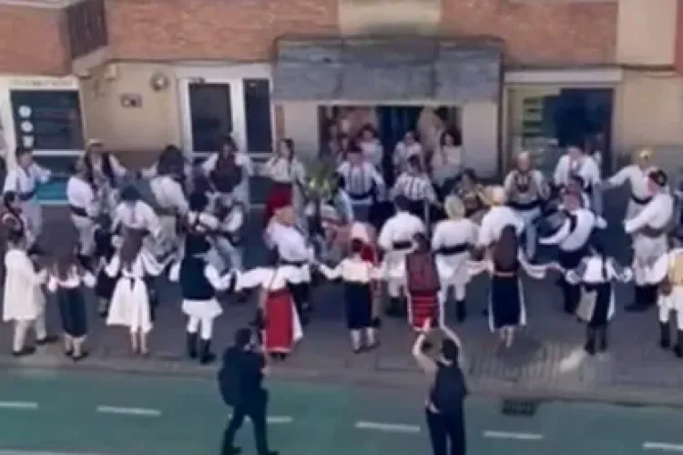 Cluj: Imagini superbe de la o nuntă tradițională din mijlocul orașului! Clujenii îmbrăcați în straie populare au petrecut chiar în fața blocului - VIDEO 