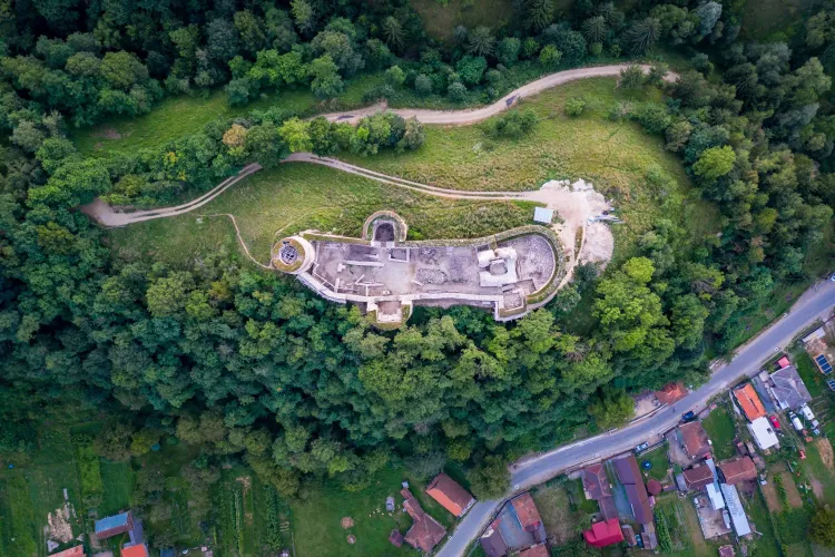 Știai că în localitatea clujeană Bologa există o cetate construită acum 700 de ani? Turnul și o mare parte din ziduri sunt în picioare și astăzi - FOTO