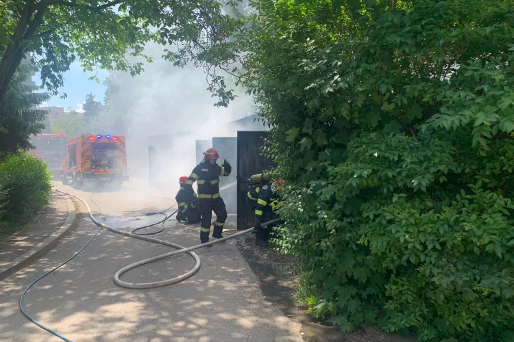 Incendiu Cluj-Două garaje au luat foc pe strada Herculane, din cartierul Gheorgheni din Cluj-Napoca- FOTO VIDEO