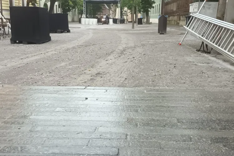 „Ne oferă ce crede dom' Primar că ne trebuie”. Noroi și praf pe Kogălniceanu, de Zilele Clujului, proiect plătit de Primăria Cluj - FOTO