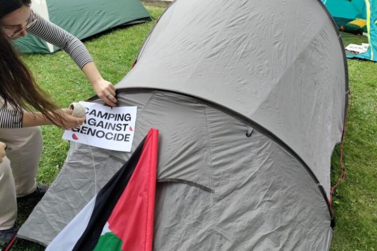 Mai mulți studenţi clujeni de la UBB Cluj și UTCN au ocupat curtea Facultăţii de Sociologie într-un protest pro-palestinian-FOTO