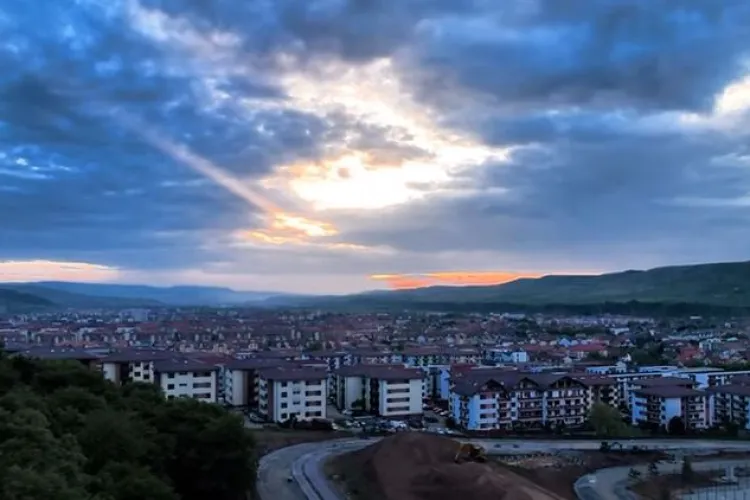 Floreștiul la apus - IMAGINI SPECTACULOASE filmate din dronă. Te va surprinde cât de mare e!