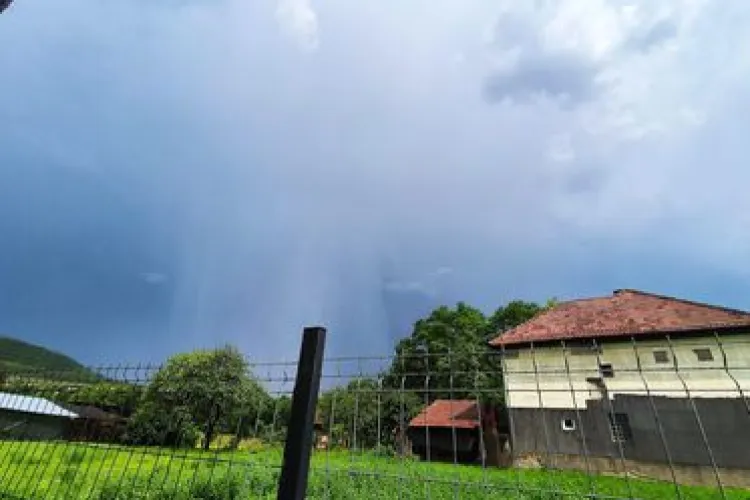 Furtună spectaculoasă surprinsă la Suceagu, Cluj: O perdea de apă cădea din cer- FOTO