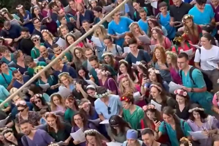 Serenadă în autobuz a absolvenților mediciniști de la UMF Cluj! Iată și TOP 2024 al celor mai frumoase serenade ale mediciniștilor clujeni VIDEO 