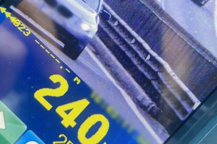 ,,Pilot de curse” în devenire! Un șofer a fost prins gonind cu 240 km/h pe Autostrada Transilvania - FOTO 