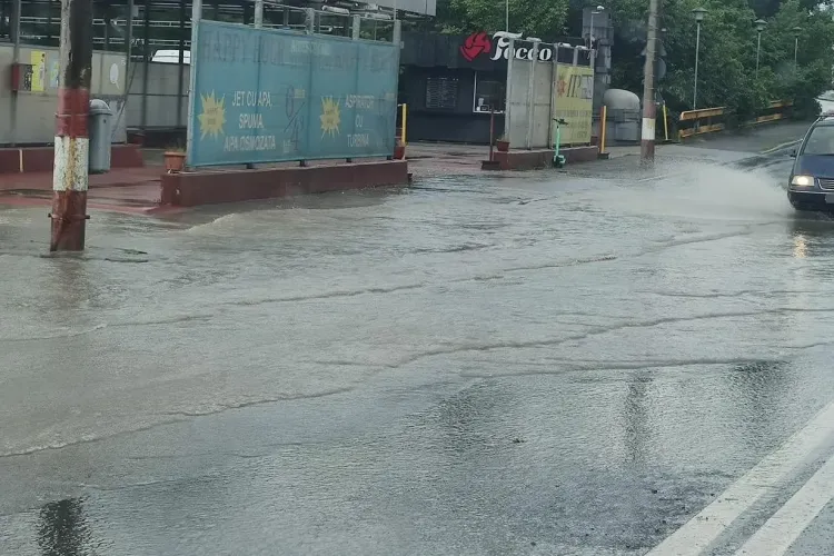 Strada Frunzișului din Cluj s-a inundat din nou: „Aquapark pentru mașini” - FOTO