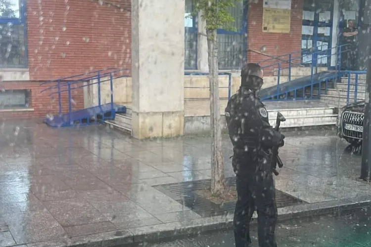 VIDEO Bagaj suspect abandonat pe strada 21 decembrie în apropierea Hotelului Hampton by Hilton din Cluj. Polițiștii au făcut verificări de urgență