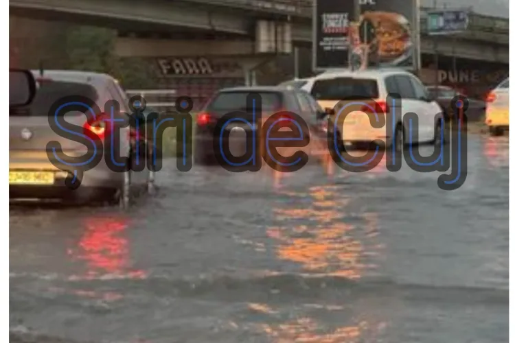 Parcarea unui mall din Cluj, inundată/ Clienții s-au grăbit să iasă cu mașinile din parcare. Imagini cu mașinile care circulă prin ape- FOTO