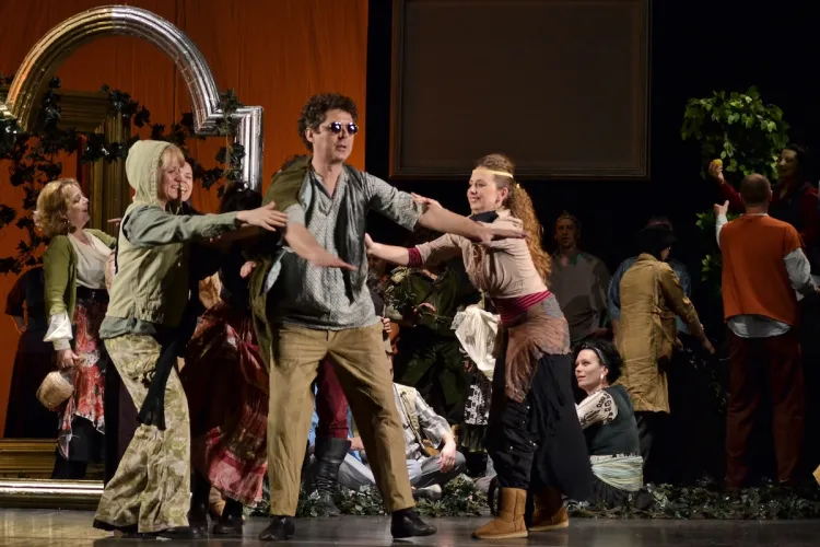 Clujul, transformat într-un teatru urban! Balcoanele instituțiilor clujene devin scene de concert, iar Piața Unirii găzduiește reprezentații celebre 