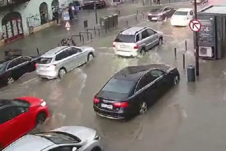 “Ștrand” pentru mașini pe un bulevard din Cluj după furtuna de ieri. Bulevardul Eroilor, complet sub ape - VIDEO