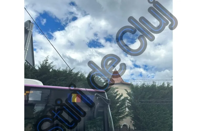 Cablurile suspendate, pericol public în Cluj!/ Un autobuz a agățat un cablu pe strada Becaș. ”S-a auzit o pocnitură și s-a trezit cu oglinda ruptă”. FOTO