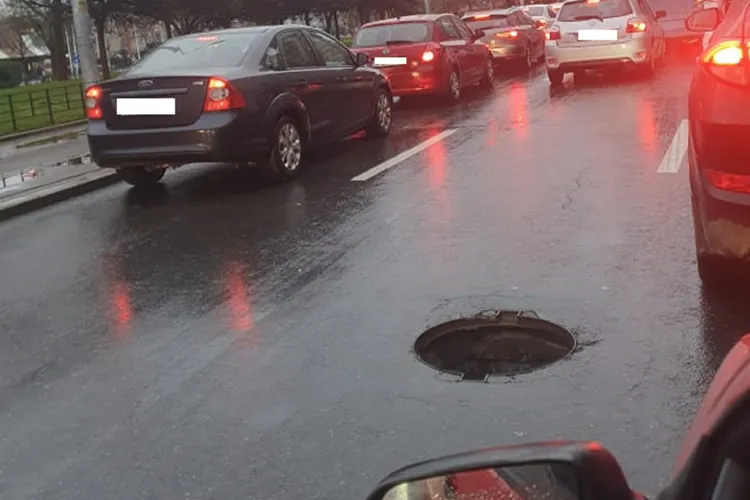 ATENȚIE ȘOFERI! Capace de canal ridicate sau luate de ape pe numeroase străzi din Cluj!