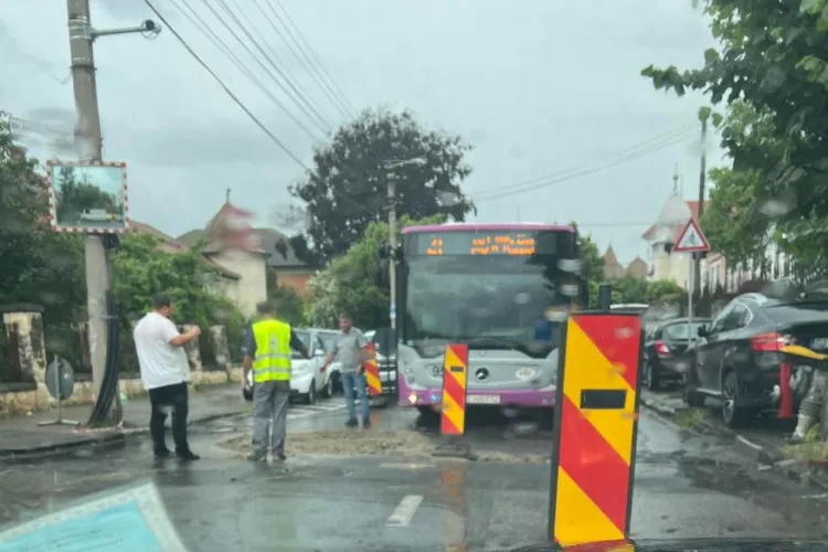 Soluție de ”cinci stele” pentru strada din Cluj unde s-a surpat asfaltul. Au pus o tablă, iar pe sensul opus au umplut cum au putut! VIDEO