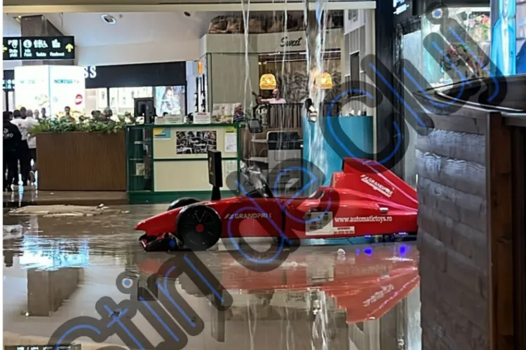Ploaia a inundat un MALL din Cluj. La parterul cladirii apa curgea pur și simplu ca la robinet- VIDEO