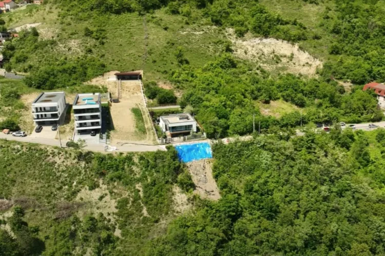 Peisaj spectaculos de pe strada Uliului din Cluj, păcat că o ia la vale: „Pentru așa o pantă trebuia o stradă consolidată” - Vezi VIDEO