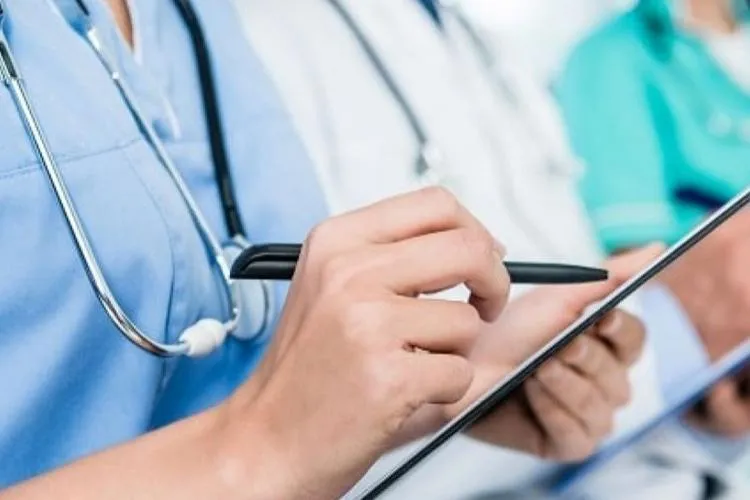 Noaptea minții! Cum se comportă un medic de familie din Cluj cu pacienții săi: „Merge să-și ia înghețată, apoi intră în cabinet și povestește la telefon”