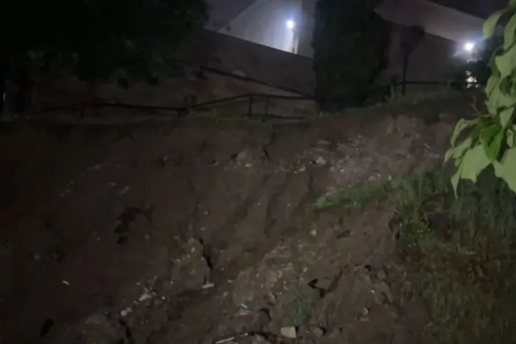 Alunecare de teren pe strada Govora, sub cimitirul din Mănăștur, din Cluj-Napoca. A fost solicitată intervenția pompierilor- FOTO/VIDEO