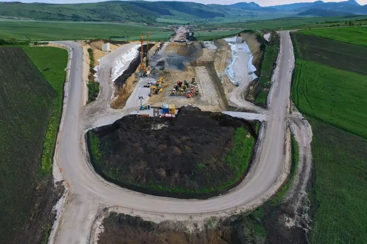 Cum laudă directorul CNAIR lucrările de la drumul expres din Tureni, în timp ce API spune că e doar un „ciot de nici 5 kilometri” 