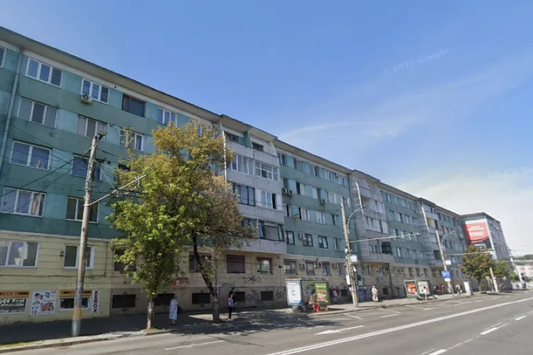 Adolescenți teribiliști în Cluj! Mai mulți tineri și-au găsit un loc de petrecere improvizat printre blocuri: ,,Consumă alcool și fac gălăgie până în zori”