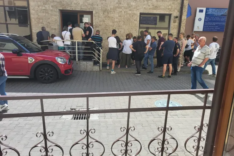 Umiliți de Primăria Cluj-Napoca! Au stat la coadă în soare, câteva ore, să depună un dosar pentru parcare