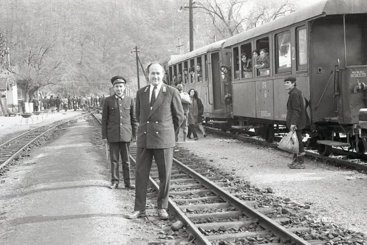 Recunoașteți trenul din imagine? Este unul dintre cele mai importante și îndrăgite monumente istorice din Apuseni! - FOTO 