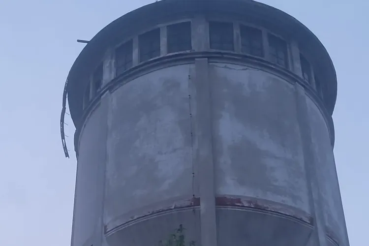 Turn de apă în centrul Clujului: Ar putea fi atracție turistică, dar este un pericol și o ruină/ ”Poate i se face cuiva milă și mai repară la el”- FOTO