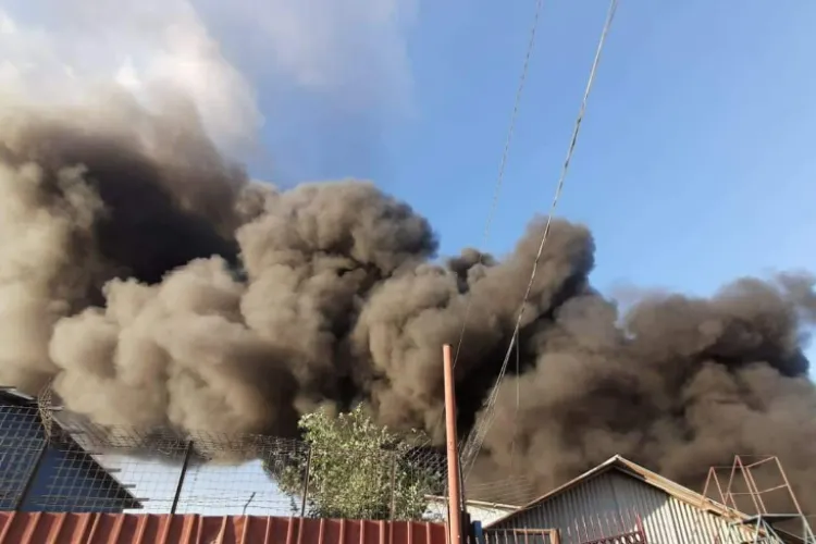 Incendiu la un depozit de pe Calea Baciului din Cluj-Napoca, lângă Napolact! Pompierii nu au stins încă focul dintr-un perete de 50 mp- FOTO