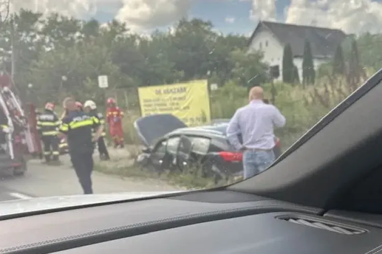 Cluj: Accident la intrare în Livada! O femeie a fost transportată la spital după ce o mașină a ajuns în șanț - FOTO
