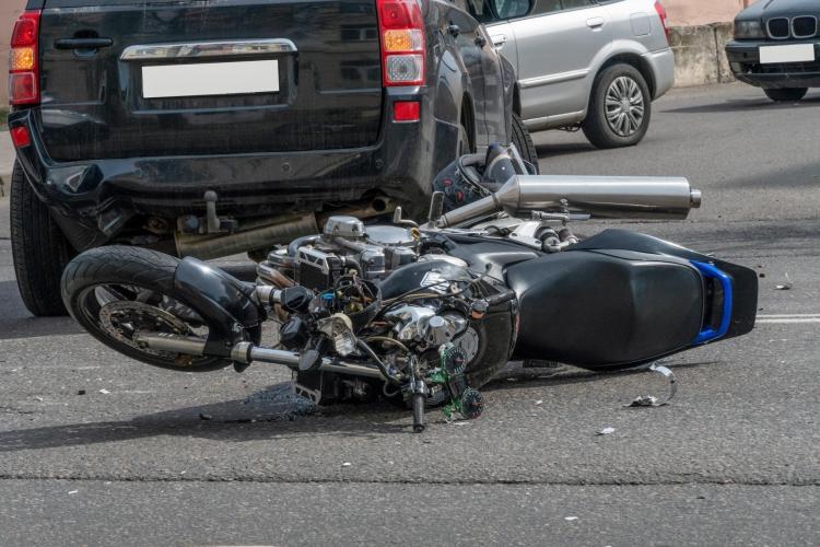 Clujeancă pe motocicletă, implicată într-un accident în Alba!Tânăra de 26 de ani a pierdut controlul motocicletei/A ajuns la spital cu multiple leziuni 