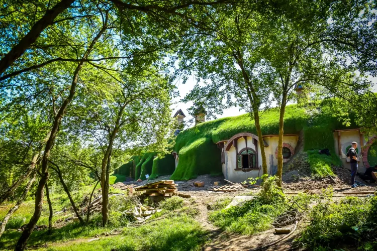 Povestea „boierului” care a construit un loc de basm în Transilvania: „Visul meu era să-mi construiesc o casă sub pământ” - FOTO 