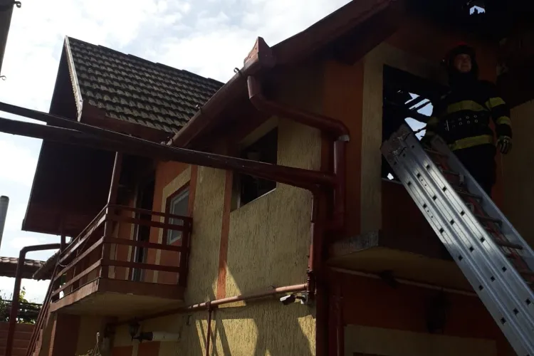 Cluj: Incendiu la o casă din Câmpia Turzii! Flăcările au cuprins mansarda/O femeie a suferit un atac de panică - FOTO