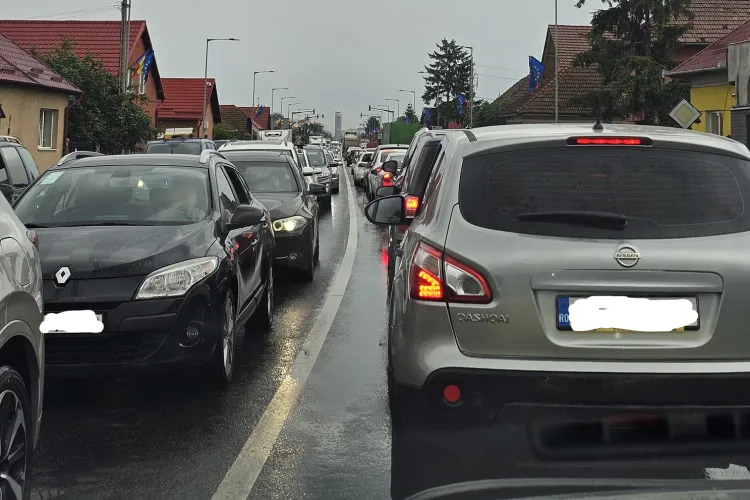 FOTO: ,,Peste câțiva ani ne trebuie avion ca să ajungem în timp la destinație!”- Trafic infernal pe drumul Florești- Cluj, în prima zi a săptămânii