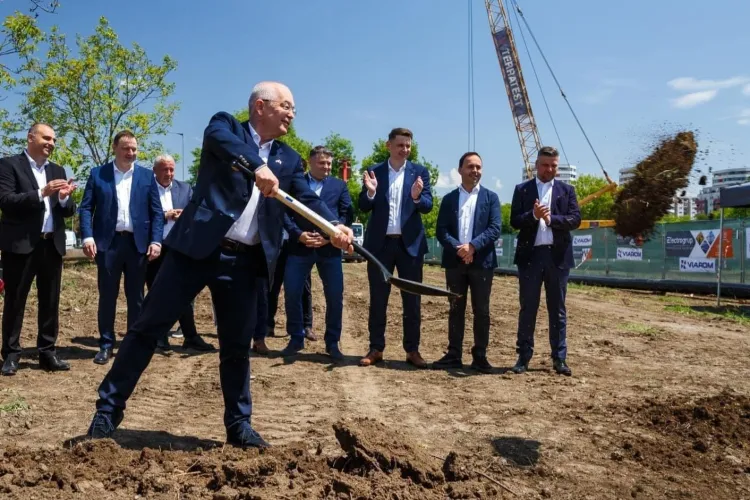 Hârtia suportă orice, Boc a pregătit o nouă broșură electorală! Clujean: „La fiecare mandat câștigat se mai face o centură a Clujului, IMAGINARĂ”