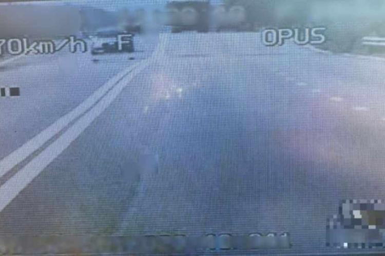 Un șofer de 23 de ani din Maramureș a rămas fără permis pentru 120 de zile, după ce poliţiştii l-au filmat când 