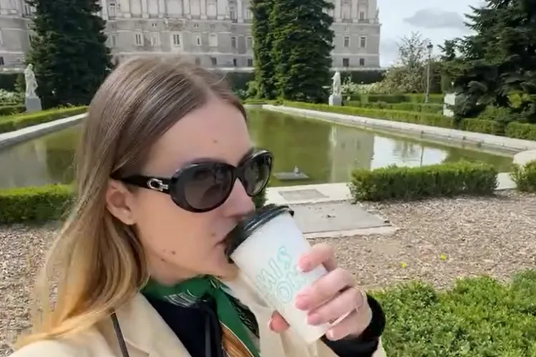 În vacanță în Spania, cu iubitul milionar: „Am luat micul dejun într-un loc special/ Aici, dacă iei același sandviș 8 zile, primești discount!”-VIDEO 