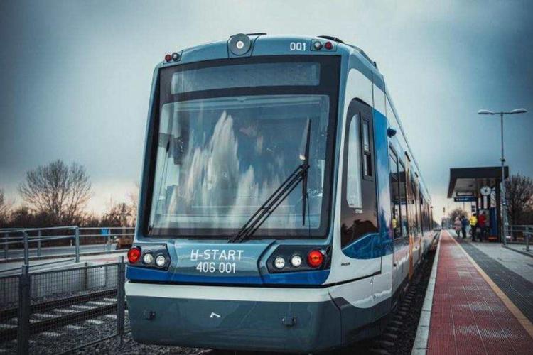 Oradea, cu decenii în fața Clujului, dar Bolojan nu se oprește. Orădenii vor avea o rețea de trenuri metropolitane. Clujean: „Fură ideile lui Boc?”